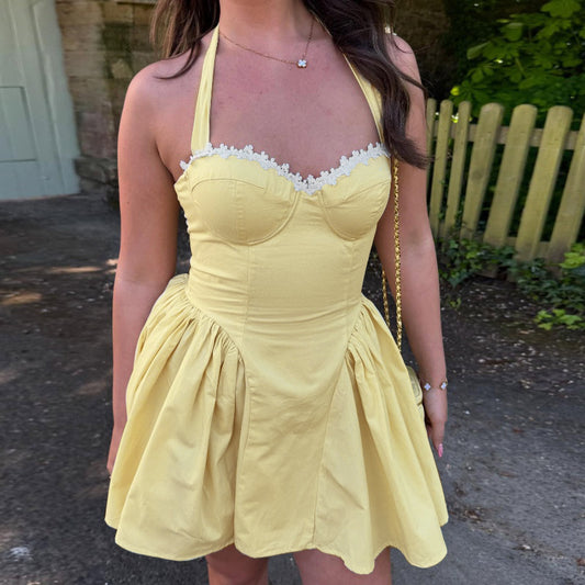 Veelzijdige Halterjurk met Franse Tailleaccenten